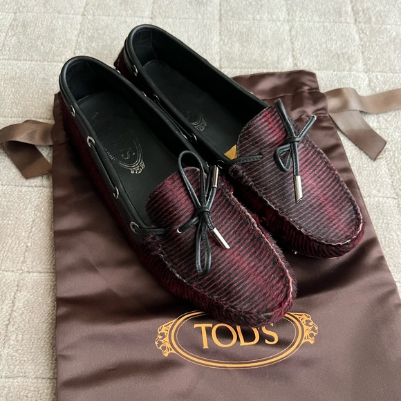 Tod’s Gommino Driving Shoes in Maroon/Black Fur. Size 38. - Picture 5 of 6
